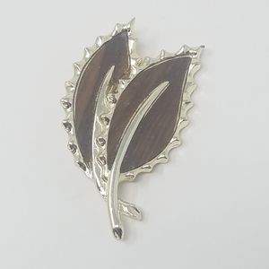 Vintage Sarah Coventry silver tone leafs brooch